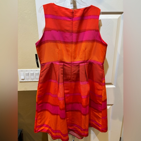 #31 New York & Company - Picture 2 of 2